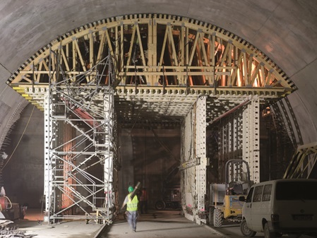 Beim Bau des Gmünder Einhorn-Tunnels kamen mehrere NOEtec Schalwagen als Deckenschalwagen zum Einsatz.