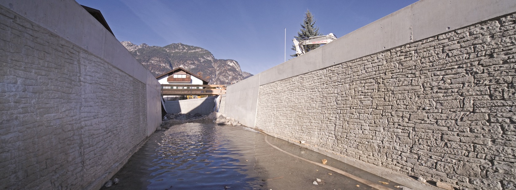 Ästhetischer Hochwasserschutz - NOE-Schaltechnik