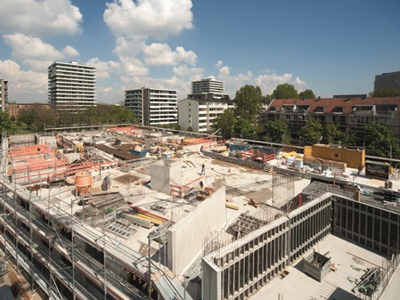 Blick von oben auf eine Baustelle in München. NOEtop Großflächentafeln sind aufgebaut.