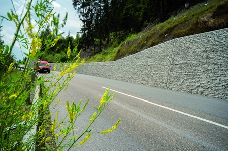 Betonböschungswand mit Natursteinoptik beim Ausbau der Serfauser Straße