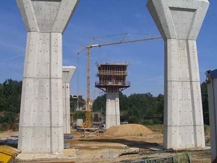 Konische Brückenpfeiler betoniert für die Talbrücke über die Zwickauer Mulde