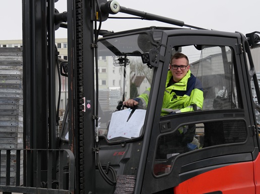 NOE-Azubi zur Fachkraft für Lagerlogistik auf Gabelstapler