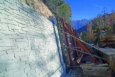 Betonböschungswand mit Natursteinoptik beim Ausbau der Serfauser Straße