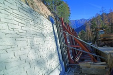Betonböschungswand mit Natursteinoptik beim Ausbau der Serfauser Straße