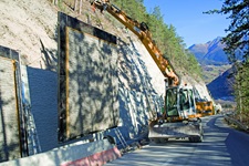 Betonböschungswand mit Natursteinoptik beim Ausbau der Serfauser Straße