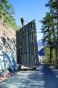 Betonböschungswand mit Natursteinoptik beim Ausbau der Serfauser Straße