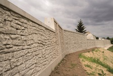 Projektfoto: Hochwasserschutzmauer aus Beton in Cossebaude