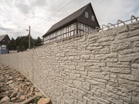 Stützwand mit NOEplast Mauerwerk-Struktur Murus Romanus