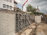 Stützwände mit NOEplast Mauerwerk-Struktur Murus Romanu