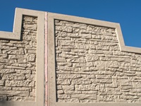 Projektfoto: Hochwasserschutzmauer aus Beton in Cossebaude
