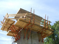 Projektfoto: Pfeilerschalung für die Steinbachtalbrücke