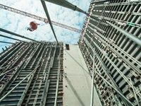 NOEtop Großflächentafel im Einsatz beim Bau des Kletterzentrums in München. Sicht von unten.