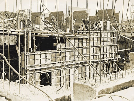 Der Bau der Weststadt-Schule in Göppingen ist eine der ersten Baustellen, auf denen eine systematisierte Betonschalung zum Einsatz kam – die Universal-Stahlschalung